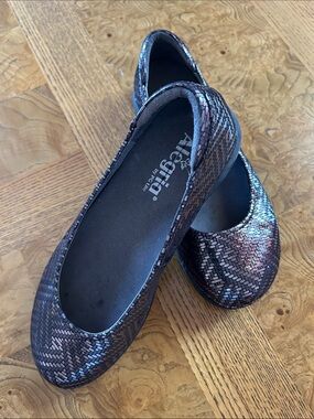 Alegria Women's Iridescent Woven Ballet Flats - Bonze/silver size 7